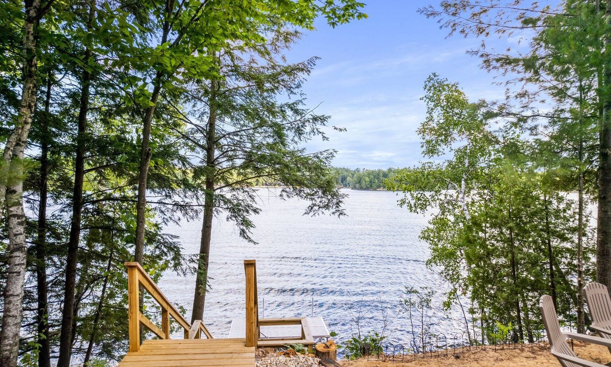 Mayfield House | Large Lake Front Home - George's Place - 4 Bed Spider Lake Family Retreat