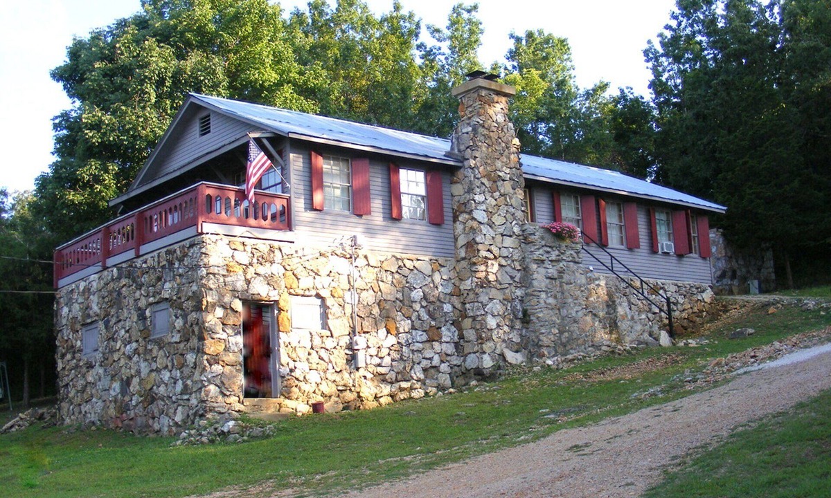 Hardy Cabin | Large remolded hunting lodge with beautiful views of the Spring River Falls