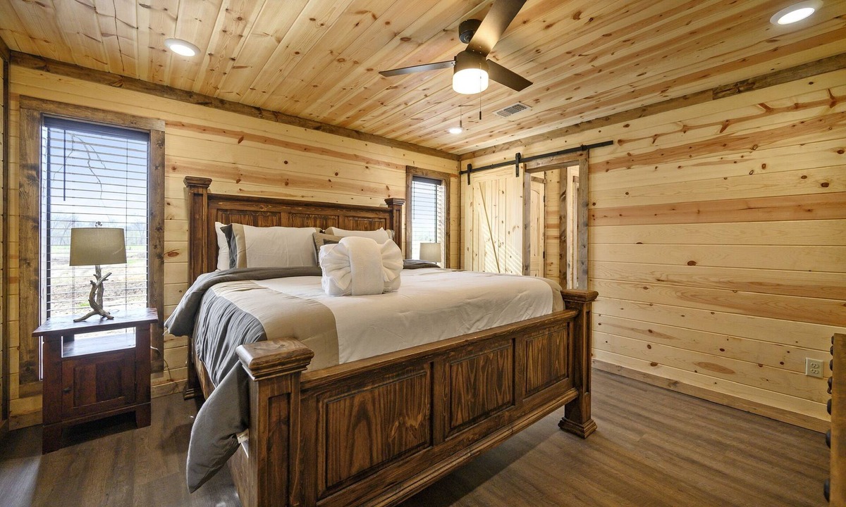 Golden Cabin | Large River front cabin overlooking Glover River