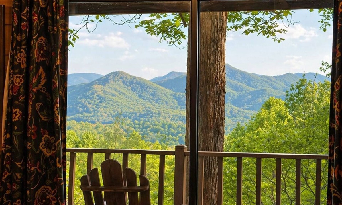 Hiawassee Cabin | Last-minute discounts! Honey Lodge, Beautiful Mtn View, Master Main Town 1 Mile