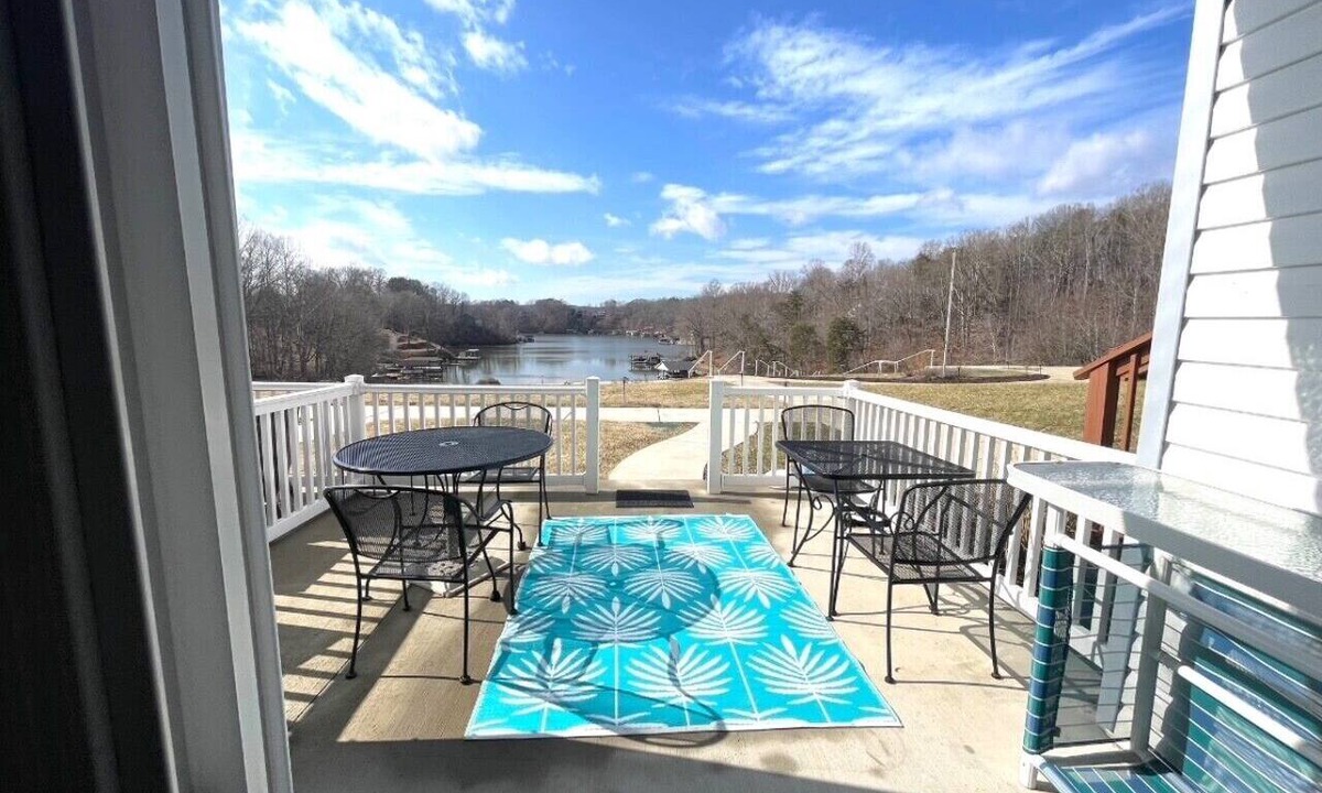 North Shore Condo | LAST MINUTE VACATION? JULY 20-JULY 22. LOW RATES.
