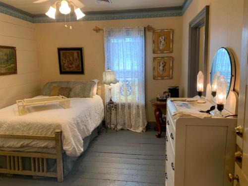 Jonesborough House | Laura's Room at The Historic Eureka Inn