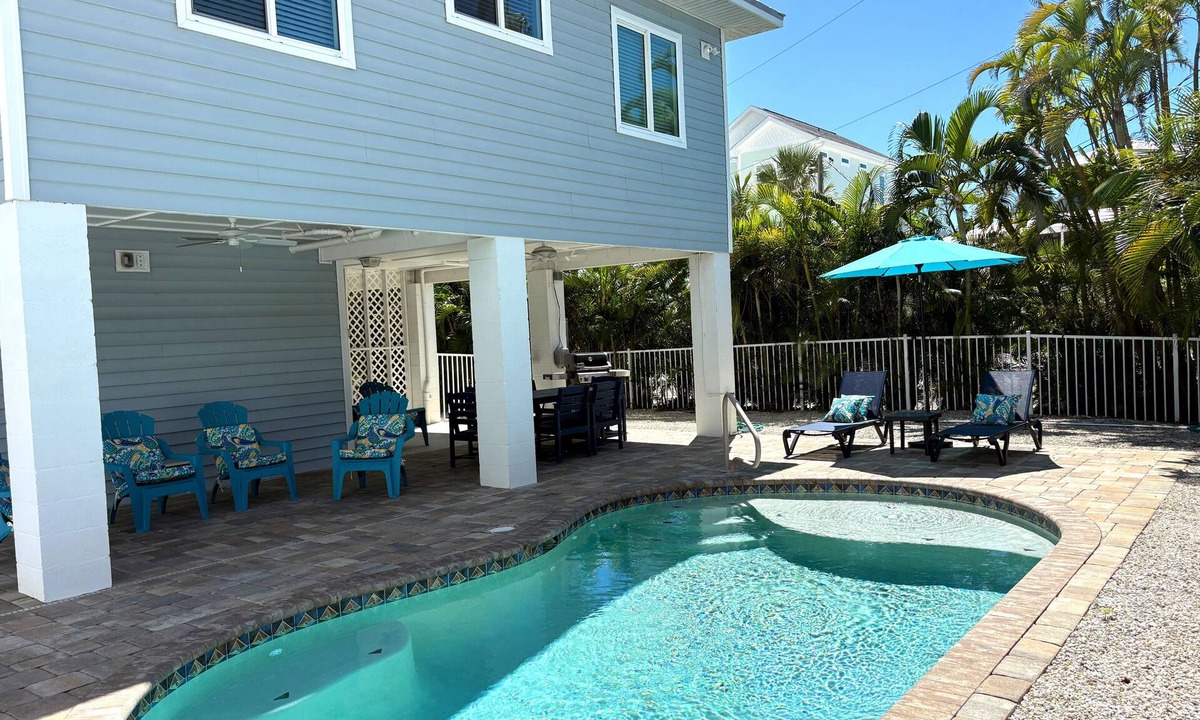 Mid Island House | "Lazy Day" - Beach Paradise w/Pool, 2 min walk to beach! Pet friendly!