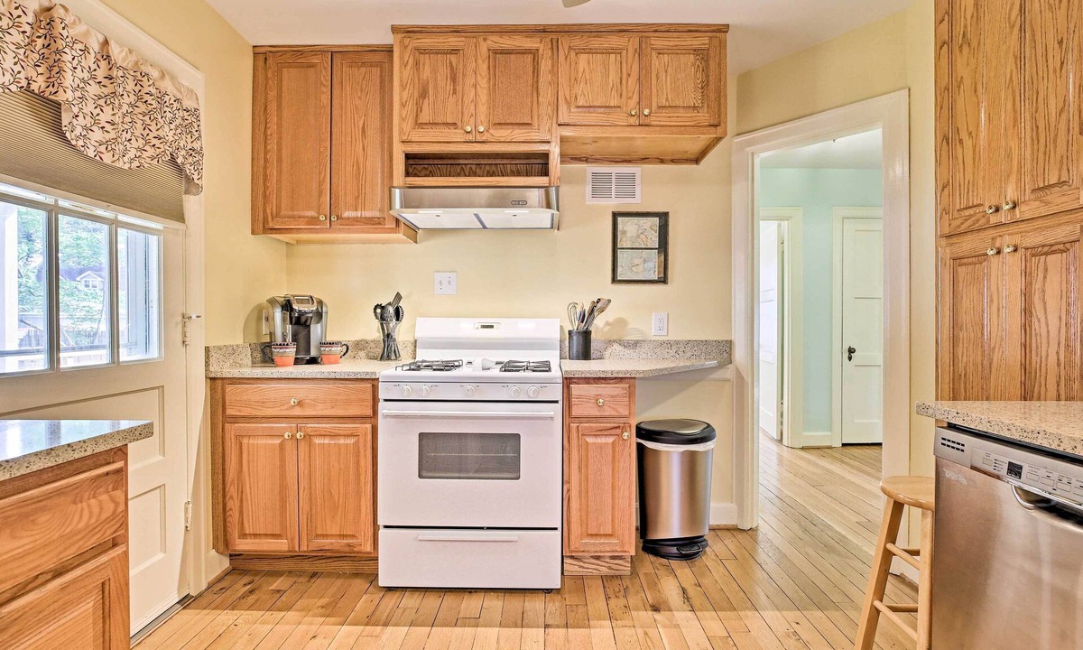 Lexington Cottage | Lexington Getaway w/Backyard Deck < 2 Mi to UK!