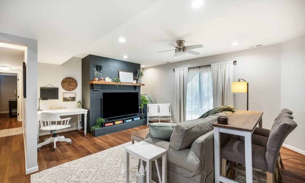 Lynchburg House | Lg Yard/Deck/2 Living Rooms/Home away from home/Everything you need/Comfy Beds