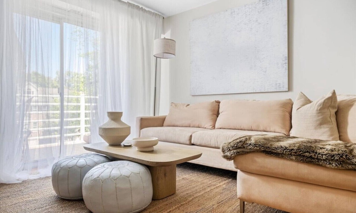 North Highland Apartment | Light Filled 2BR w/Balcony & 2 Free Parking