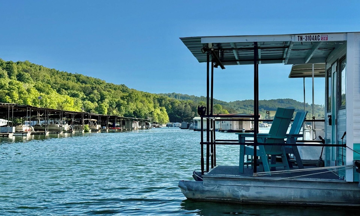 New Tazewell Boat Rental | Little Palm Tiny Houseboat on Norris Lake!