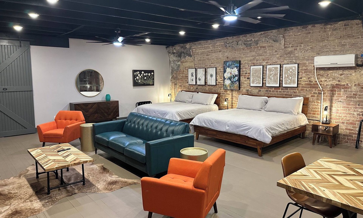 Sardis Apartment | Livie’s Loft Trendy loft on Main Street