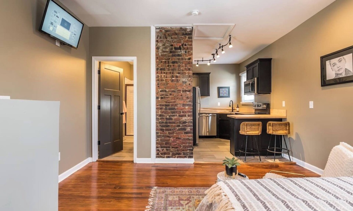 Highlands Apartment | Local Legends Lounge - Walkable to fun- Location!
