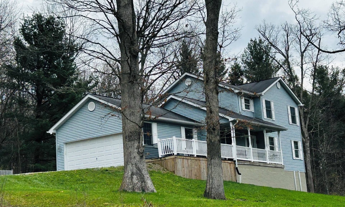 Farmington House | Located close to all the local attractions in a peaceful mountain setting!