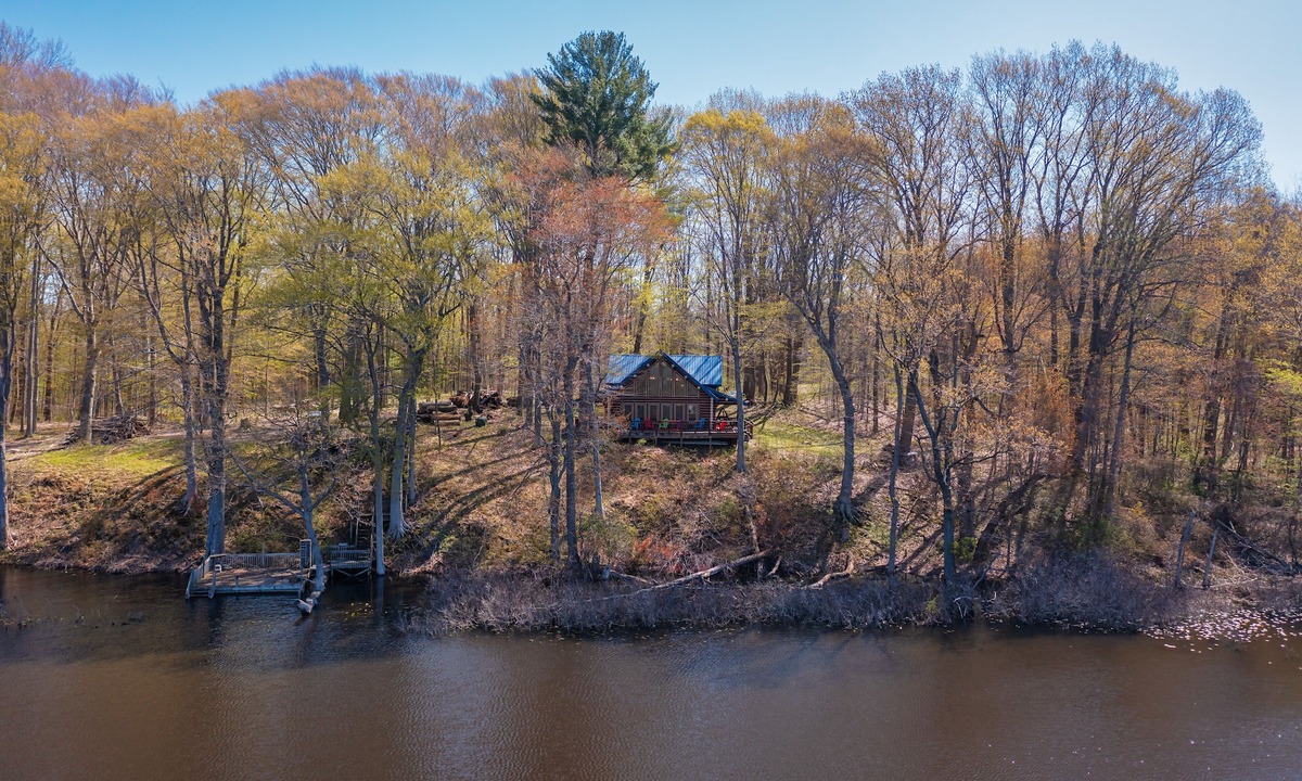 Lawrence Cabin | Log cabin- fishing-Lake- close to South Haven