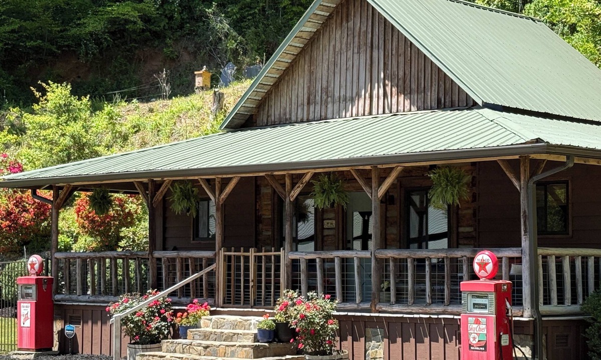 Dobson Cabin | Log Cabin near NC Wine Trail & Public Fishing - Pet Friendly