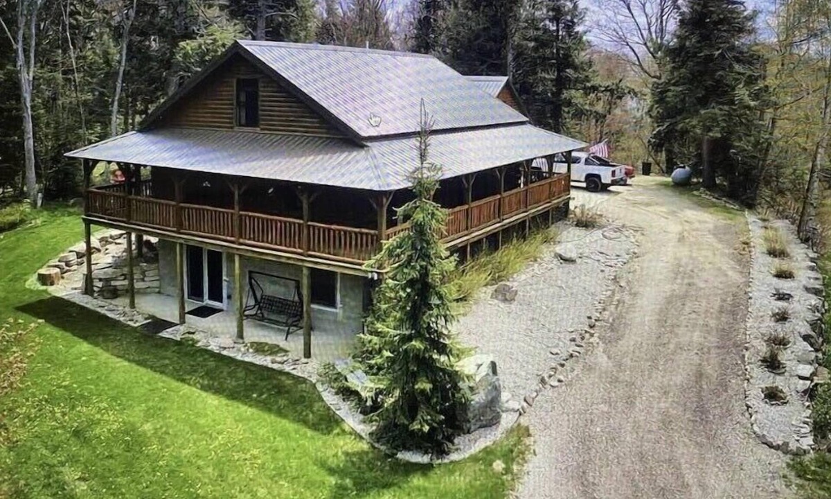 Newberry House | Log Home Located on Lake Muskallonge