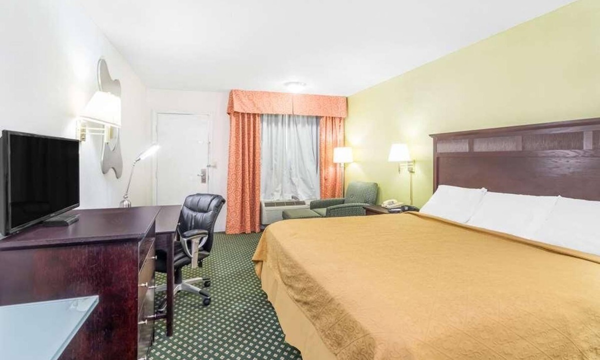 Lookout Valley Neighborhood Association Hotel | Look No Further! With Free Parking, Seaonal Pool, Pet-friendly Property!
