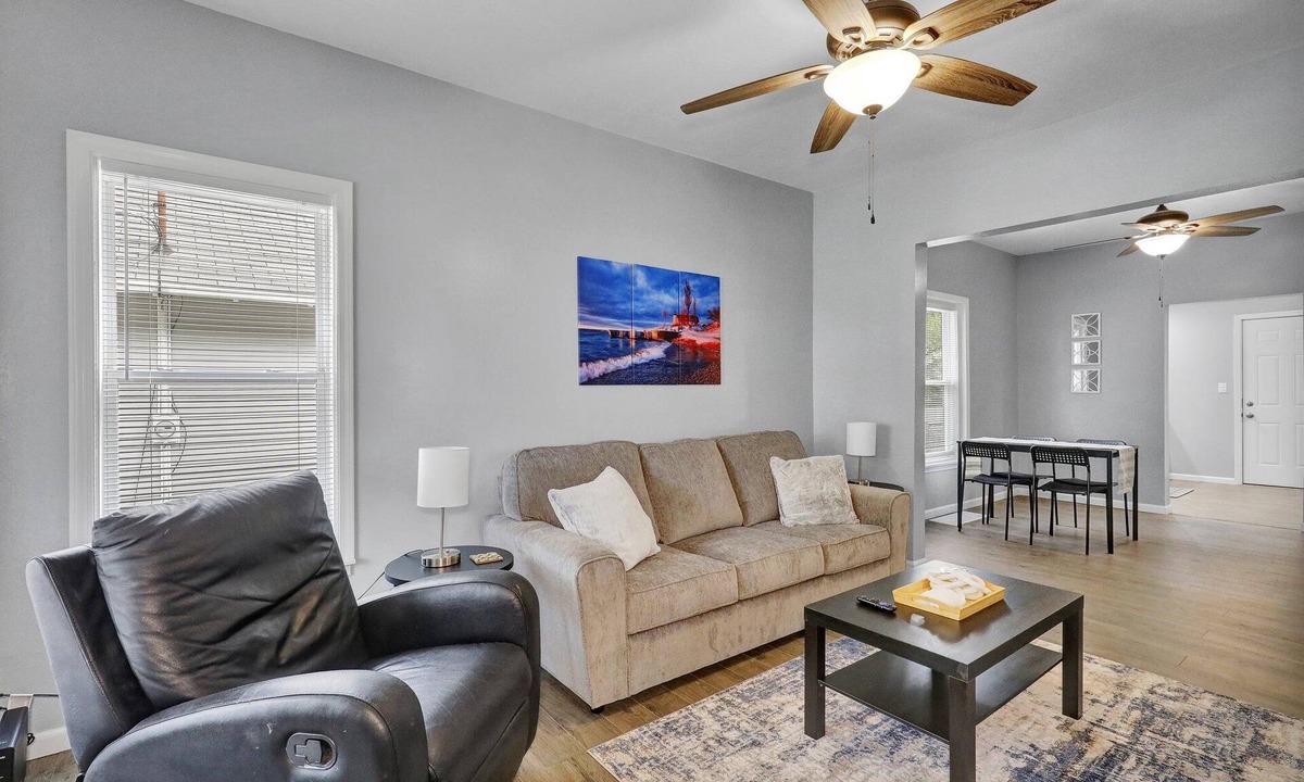 Lansing House | Love Michigan House | 2 bdrm | 10 Minutes to MSU