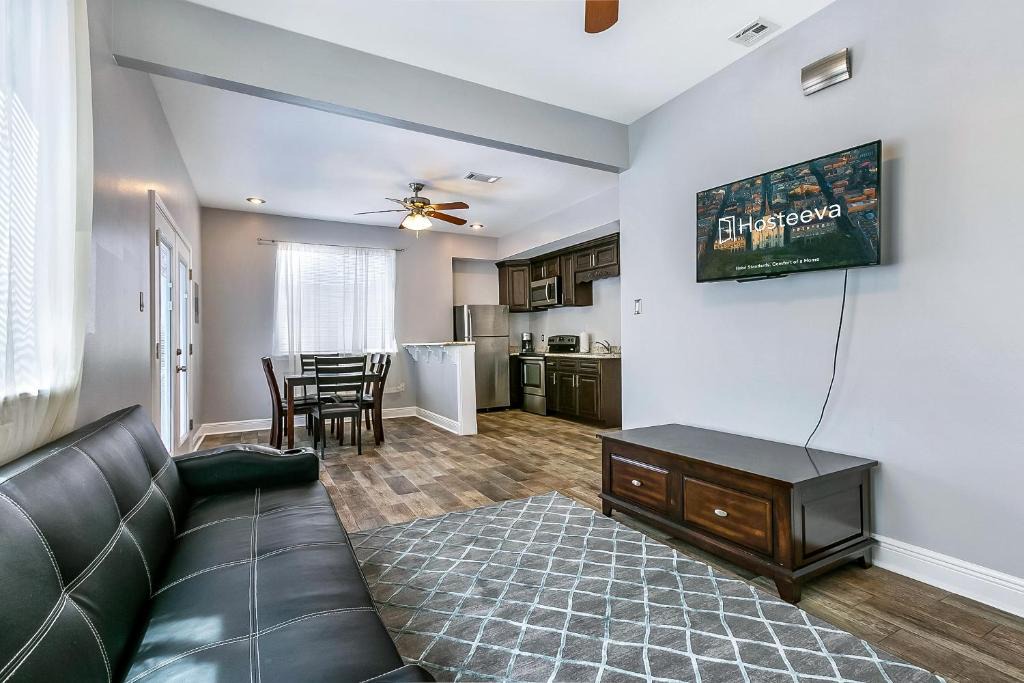 Navarre Apartment | Lovely 1BR next to City Park by Hosteeva