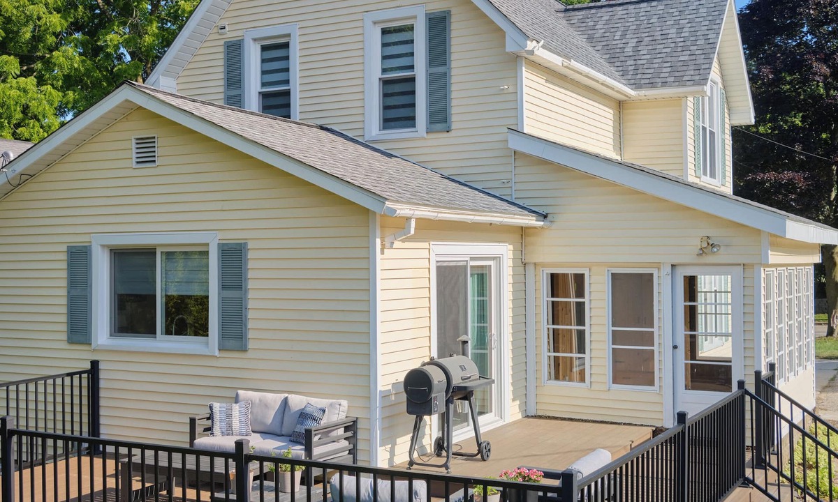 Manistee House | Lovely 3-bedroom home in town, beaches, golf & casino. AC, WiFi, deck. Manistee