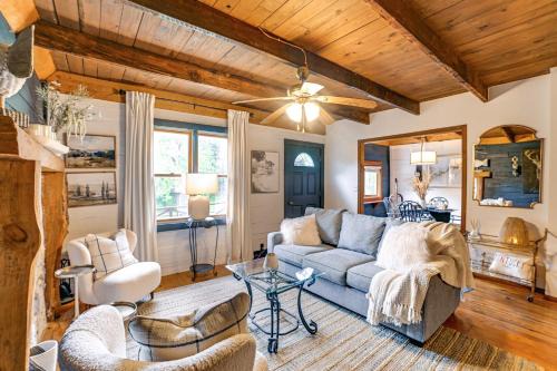 Benton House | Lovely Gilbertsville Cabin w/Patio, 4 Mi to Water