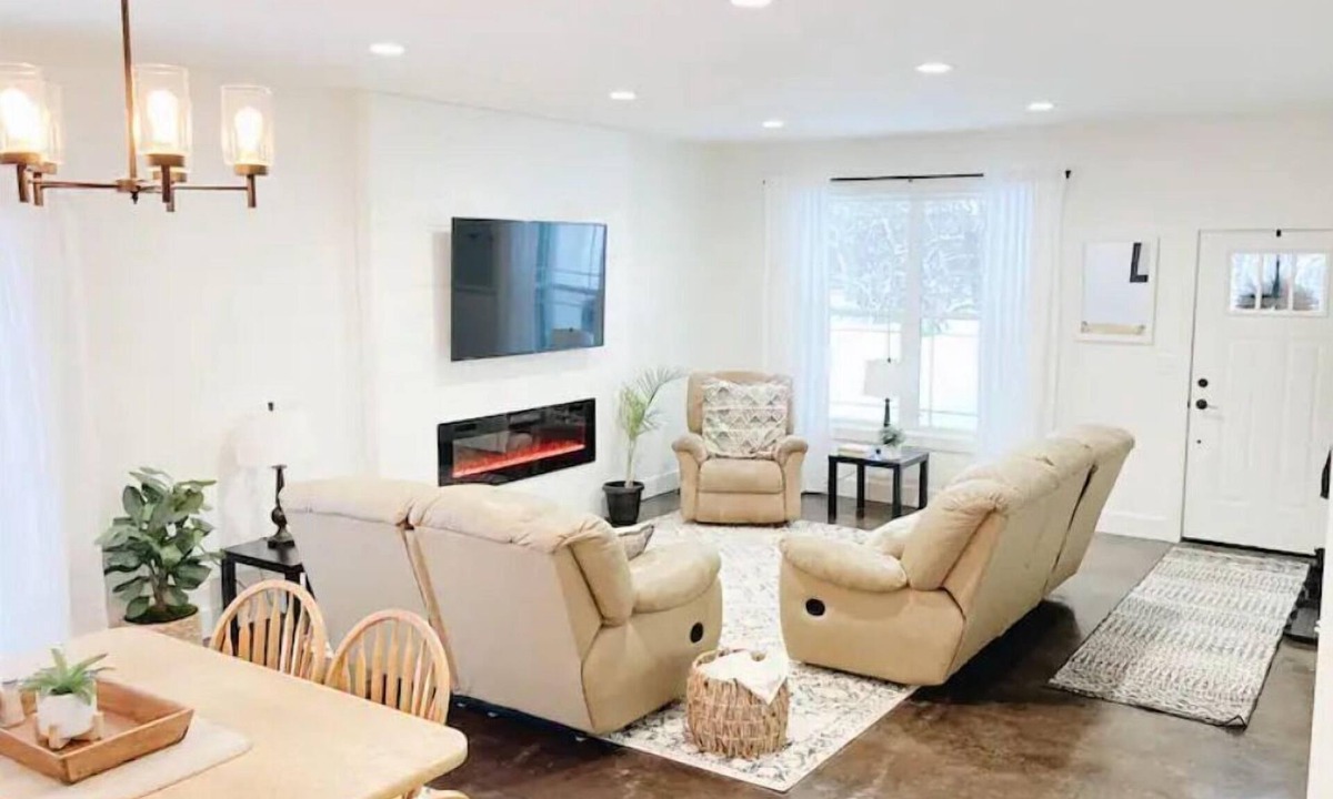 Hancock House | Lovely Place in Prime Location-Near Trails-Hot Tub