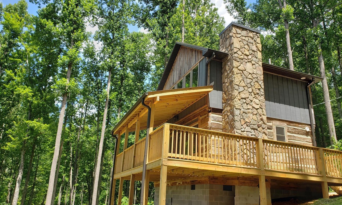 Gatlinburg Cabin | LOVER'S LOFT - PRIVATE ANTIQUE LOG CABIN BETWEEN GBURG & PF WITH GREAT VIEWS!