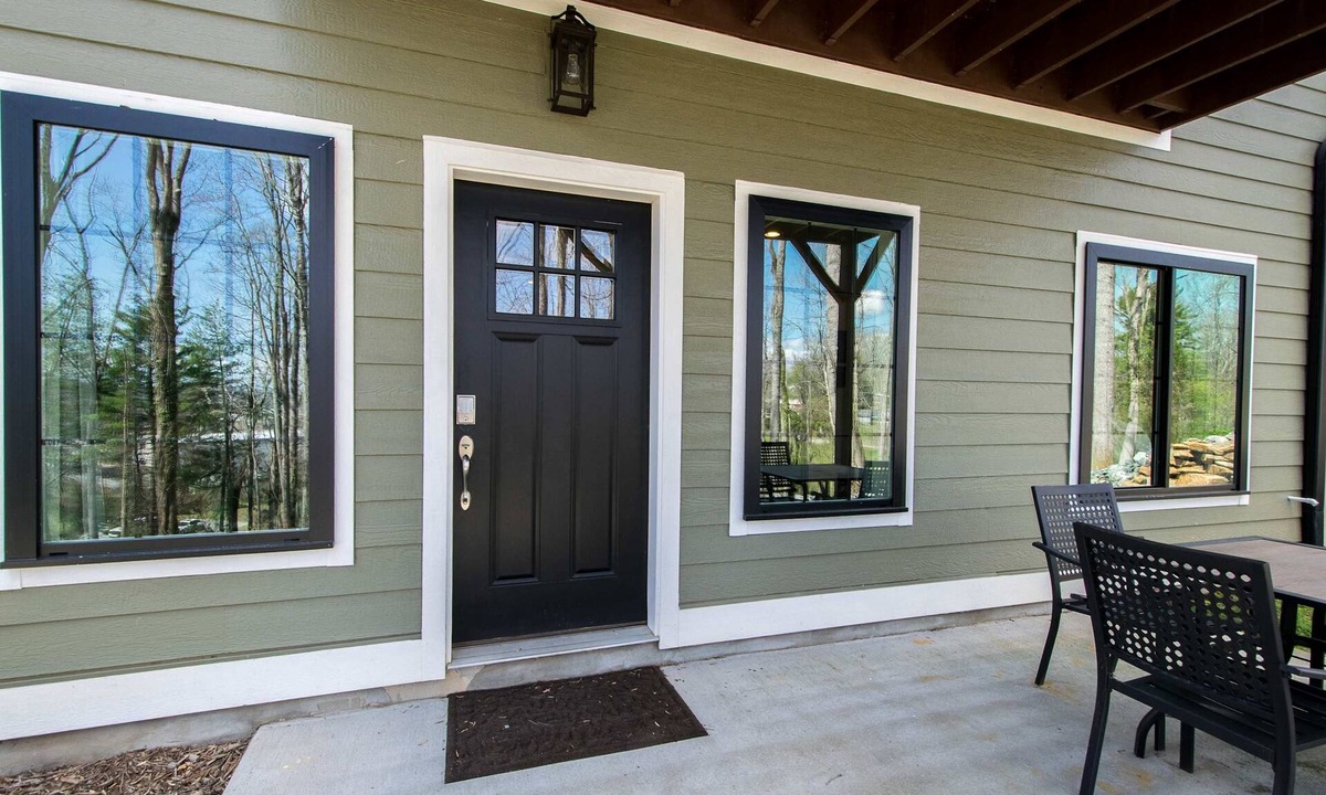 Balfour House | Lower Level Retreat w Free Tix Private Cozy