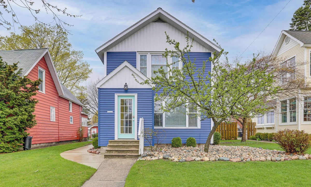 Ludington House | Ludington Home w/6 Bicycles < 1 Mi to Beach!