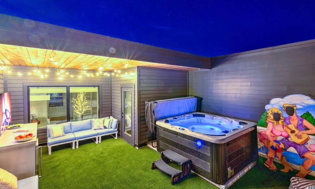 Katie Hill Neighborhood House | Lux 4 BR/4 BA Nash Home w/Private Hot Tub-9 Beds!