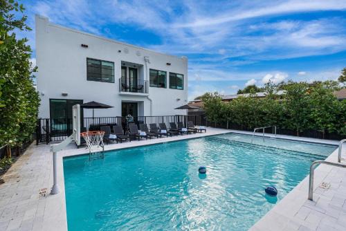 East Little Havana Apartment | Lux Retreat By Renzzi