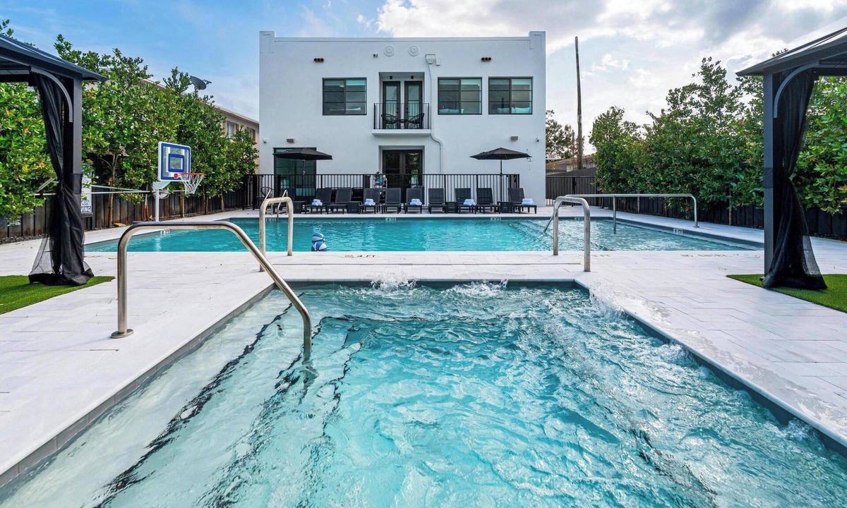 East Little Havana Apartment | Lux Retreat By Renzzi