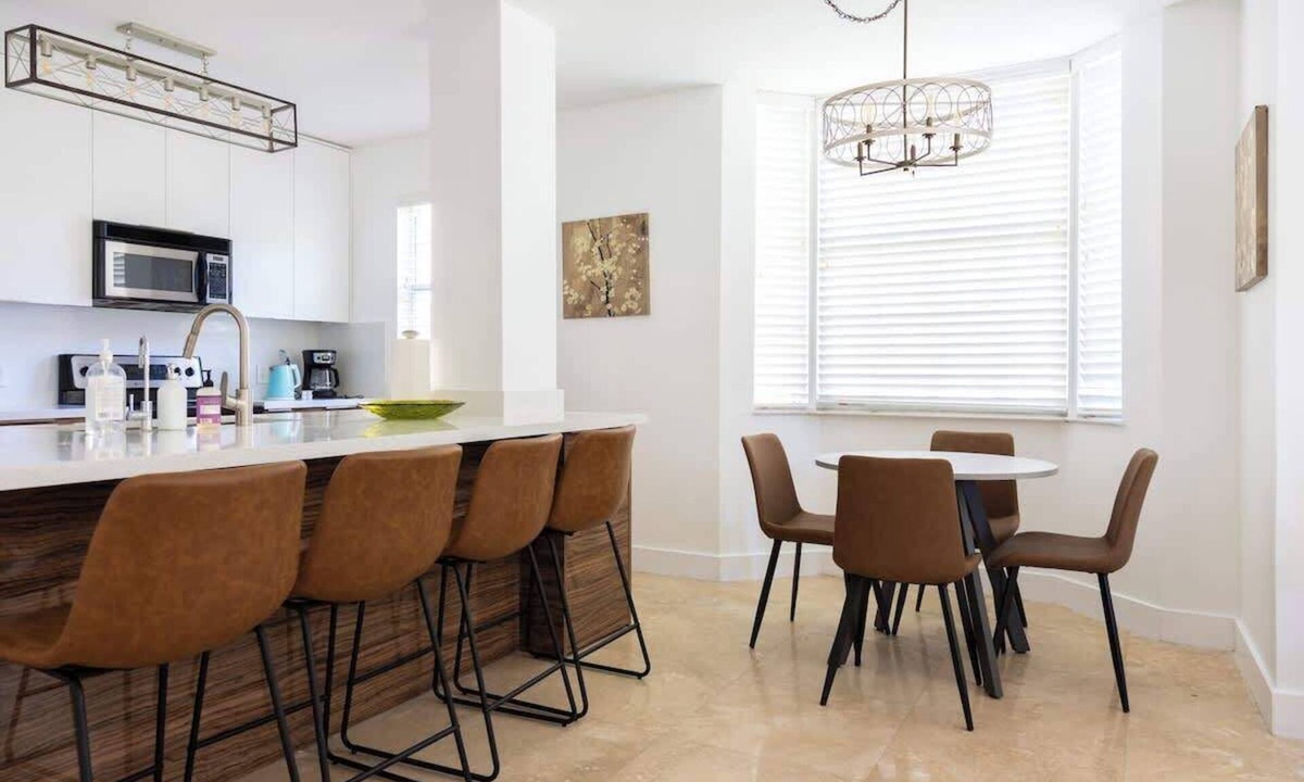 Aventura Apartment | Luxe 3BR Apartment with Great Patio at Yacht Club