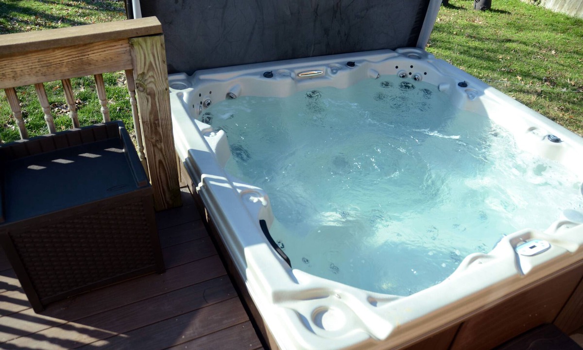 Glencliff House | Luxe 4BR 2BA Getaway w/Large Hot Tub & Private Backyard 10mins from Downtown