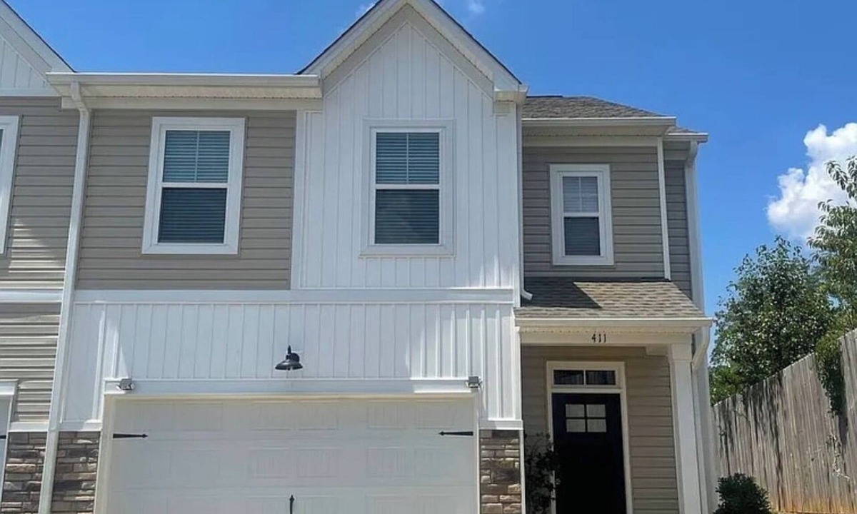 Greer House | Luxe Oasis 3 bedroom 2.5 bath home in Greer close to Airport