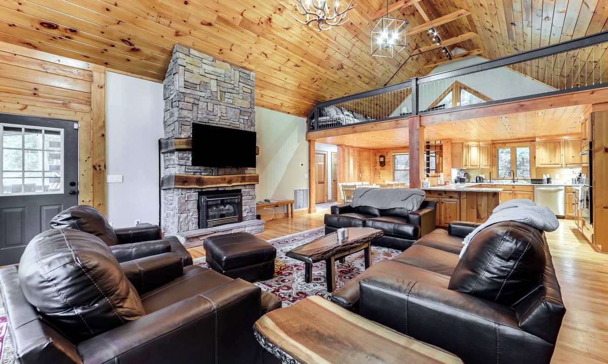 Ridgewood Estates Cabin | Luxe Smoky Mountains Cabin w/Hot Tub & Views!