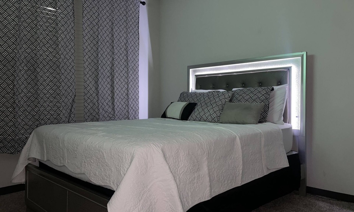 Newnan Apartment | Luxe Townhome Apt 20 Min to Airport!