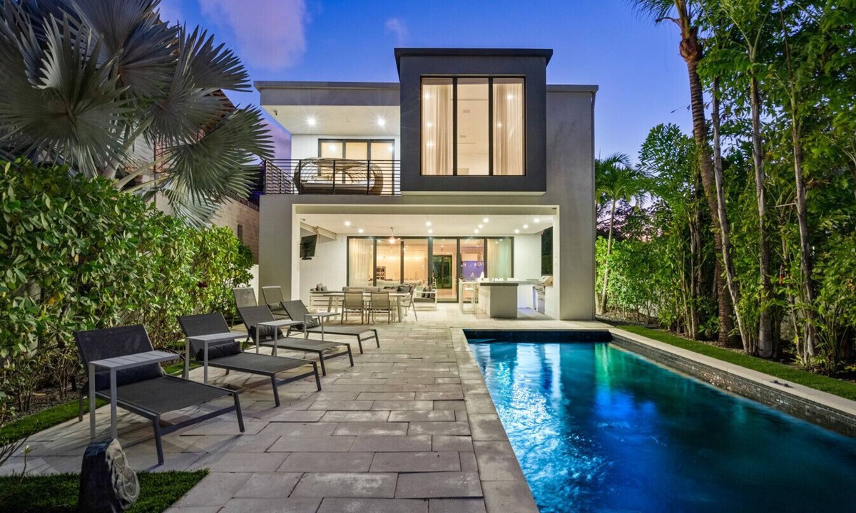 Beverly Heights Villa | Luxe Waterfront Villa with Private Pool