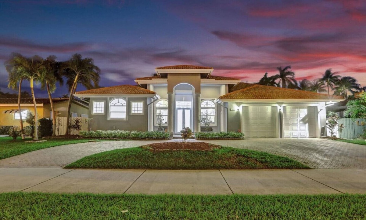 Downtown Hollywood House | Luxurious 6BR Close to Beach with Pool/Game Room