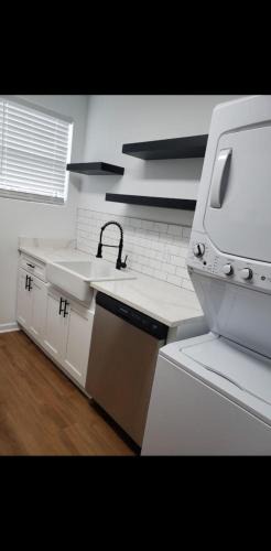Downtown Memphis Apartment | Luxurious~Big TV~Gated~Minutes from Beale & Hospitals