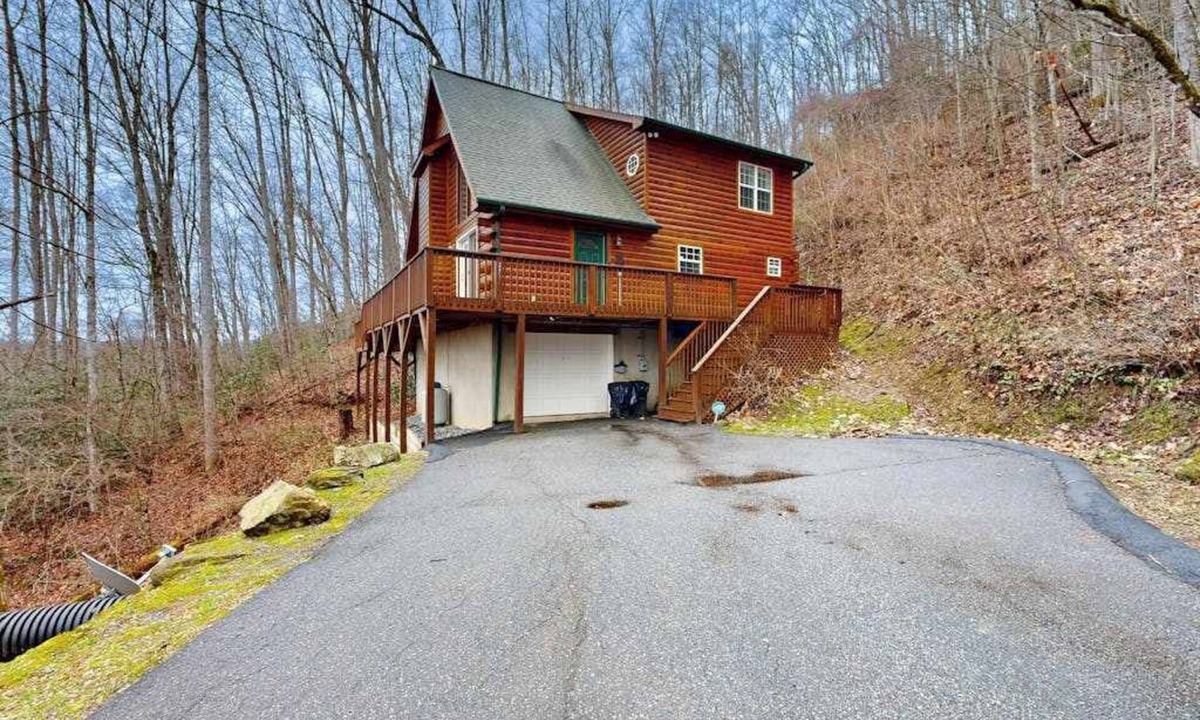 Sylva House | Luxurious cabin w/private hot tub, firepit and great views - dogs allowed
