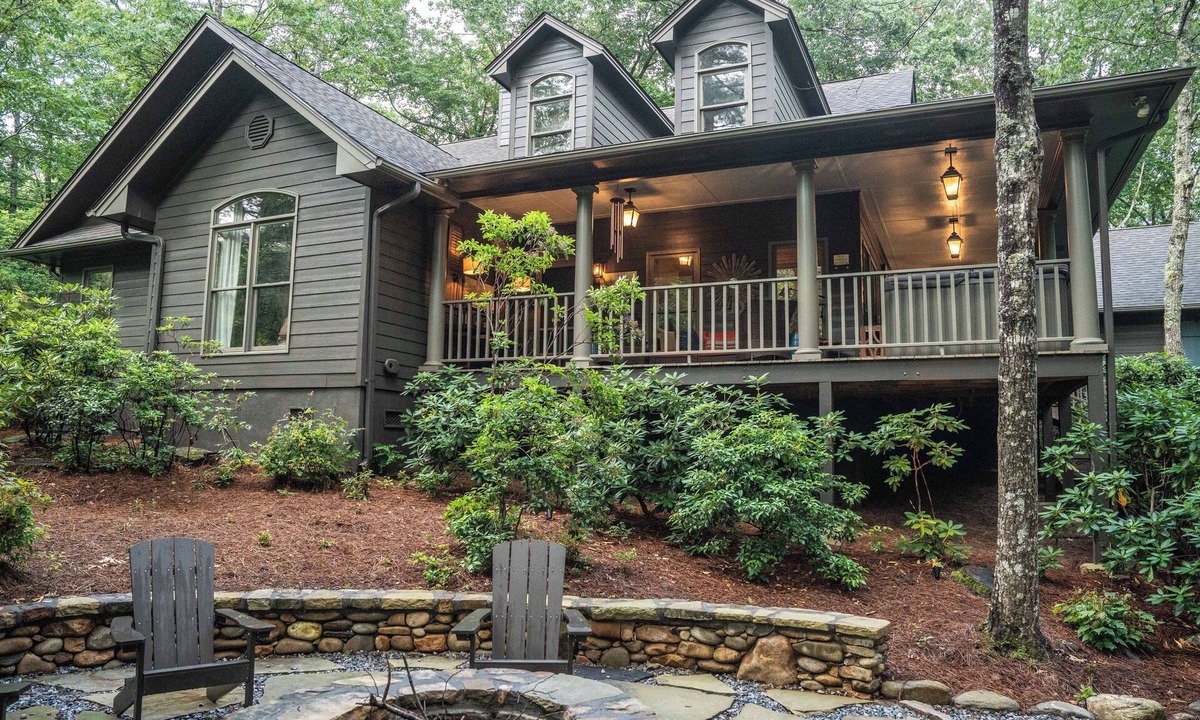 Sapphire House | Luxurious Mountain Escape - Crisp Mountain Air Beckons.