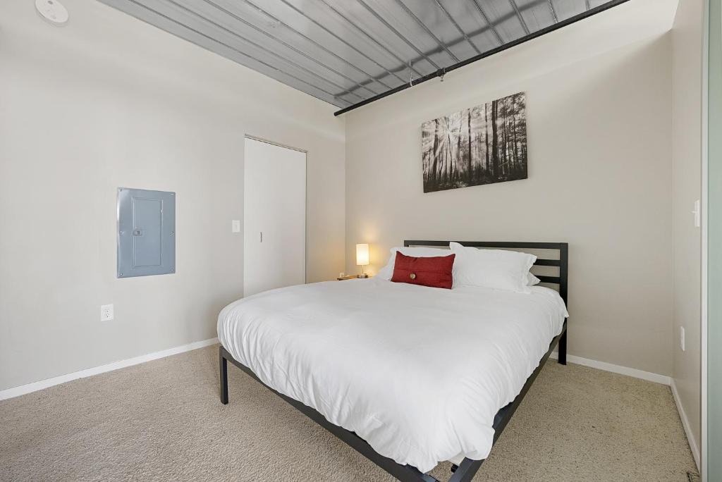 Old West Side Apartment | Luxurious Stylish Condo in Heart of Ann Arbor 514