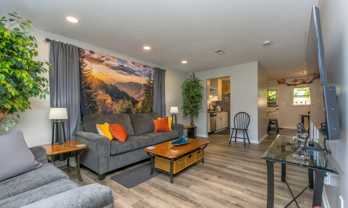 Lexington Condo | Luxurious Townhome, Peace of Nature, King bed, near downtown.
