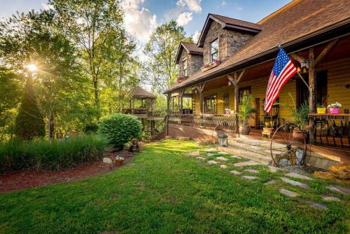 Henryville House | Luxurious Vacation Rental for Groups near Hoosier National Forest, Indiana