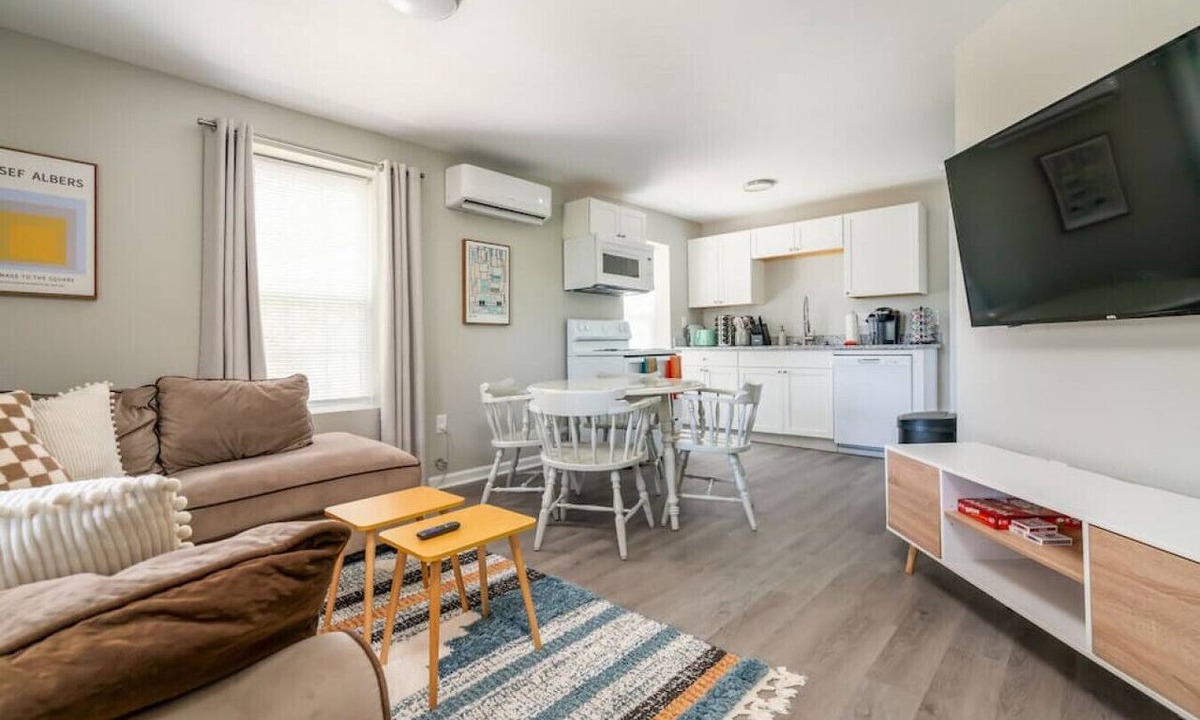 Columbia Apartment | Luxury 1 bed APT near Five Point. Pets welcome!