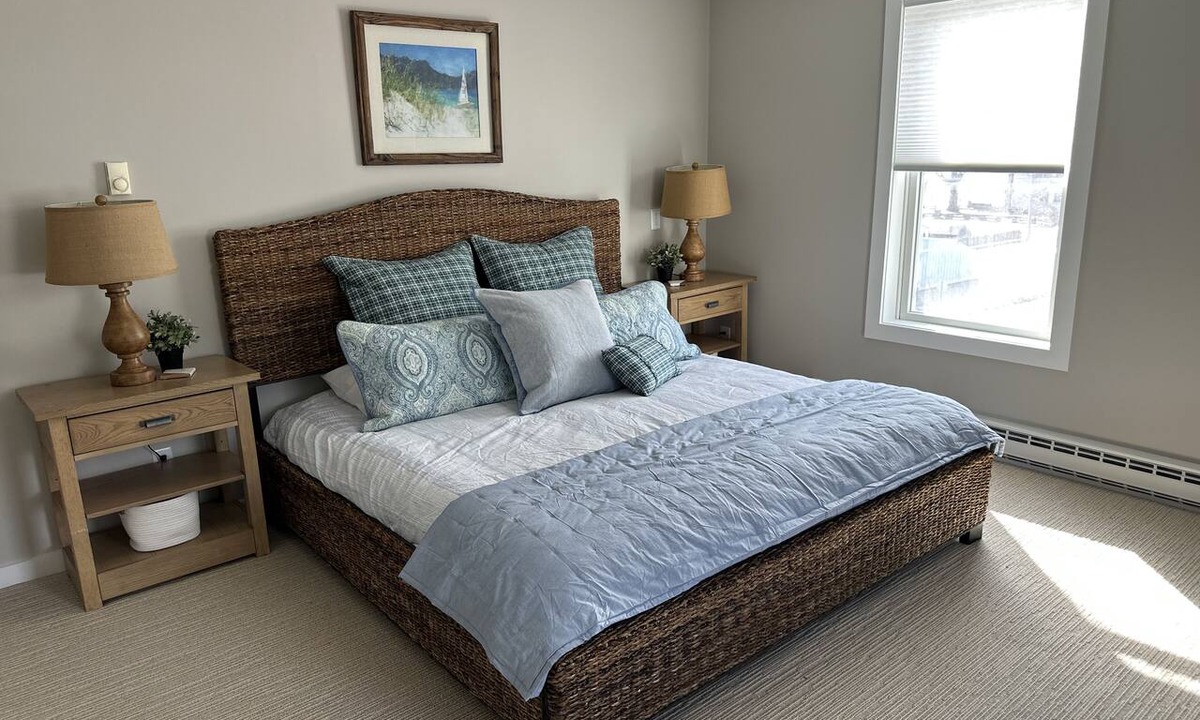Northport Apartment | Luxury 2 bed apt in Northport! Walk to everything (next door to Piper apt)