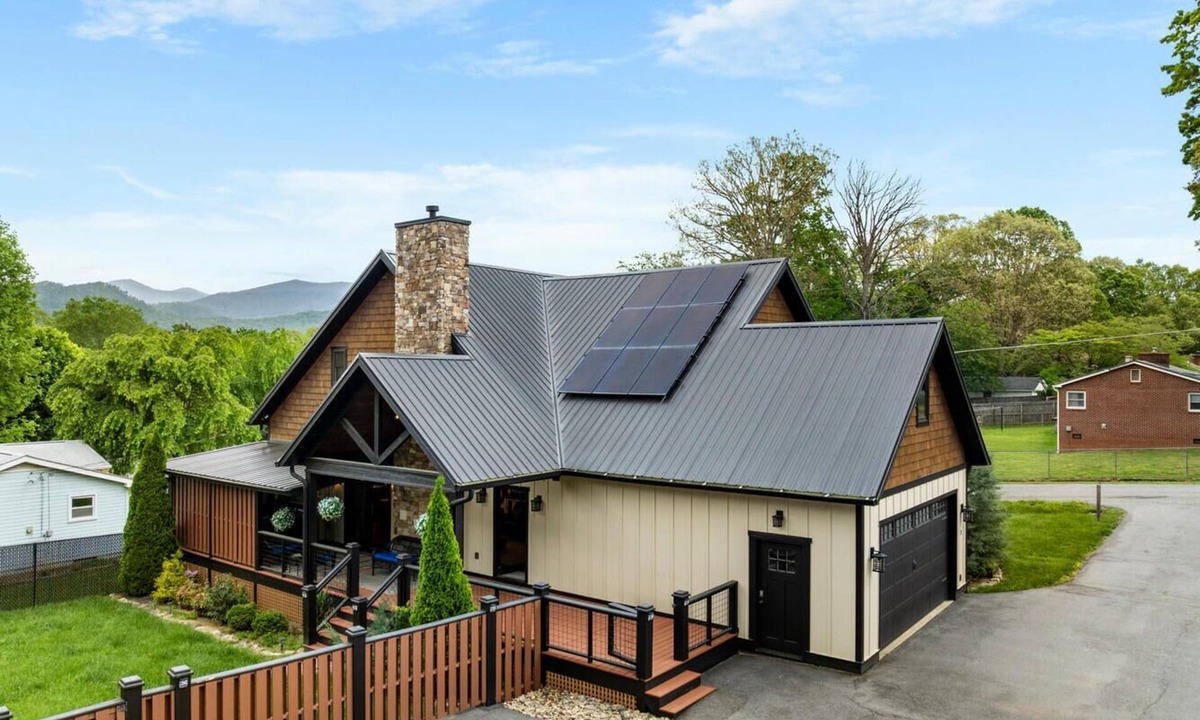 Swannanoa House | Luxury 3-bedroom house near Asheville w Hot tub, Fire Pit, Gourmet Kitchen