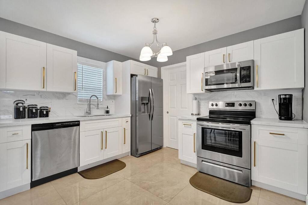 Lauderhill House | Luxury 3bd/2ba near Beach & Las Olas