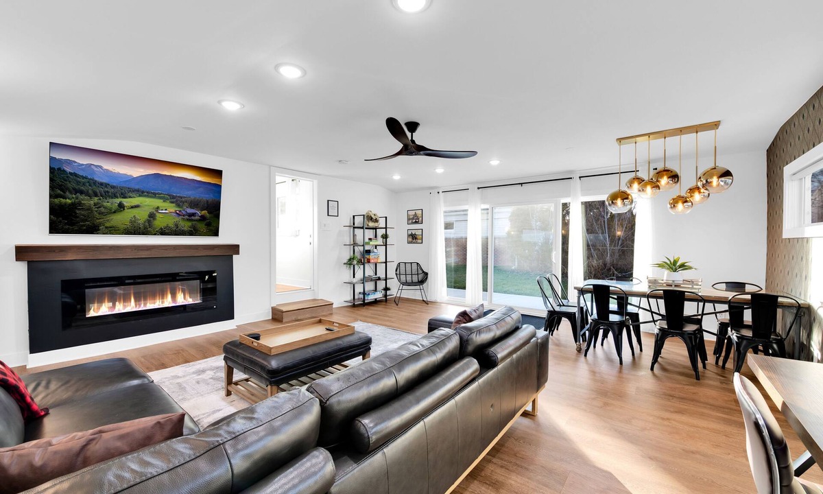 Madison Heights House | ★LUXURY★ 75' TV Game Room w Pergola, BBQ in Quiet Royal Oak Suburbs