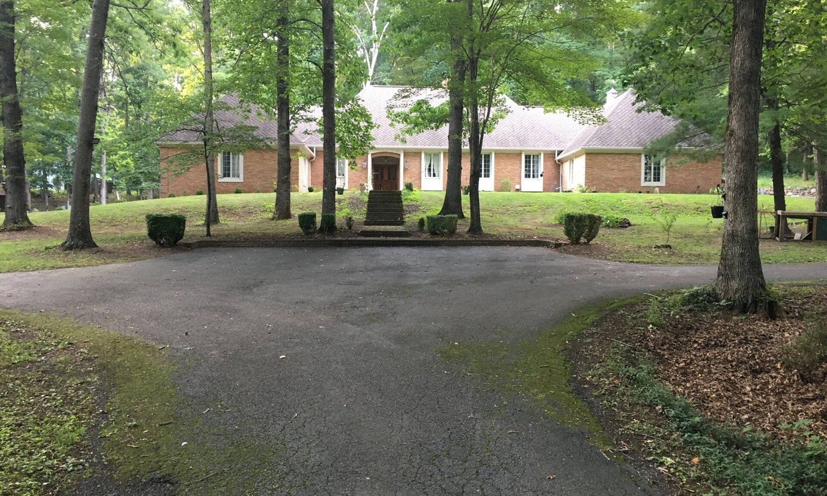 Roanoke House | Luxury Apartment with private entrance in Deerwoods