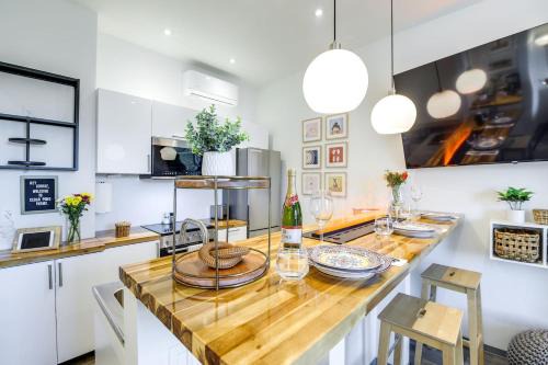 Jefferson City Apartment | Luxury Barndo 2AN Europe Style Farm Stay Chickens