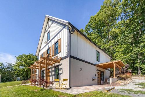 Jefferson City Apartment | Luxury Barndo 2AS EuropeStyle Farm Stay Fresh Eggs